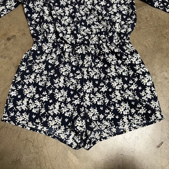 Flower print romper with deep v neckline - Picture 6 of 8